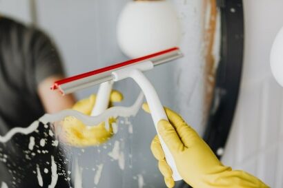 Cleaning a mirror