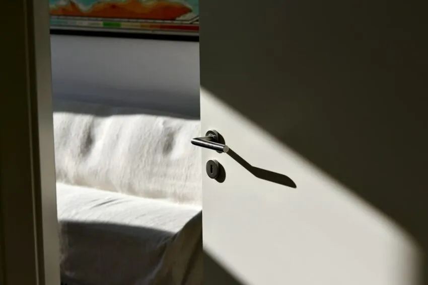 Open door to hotel room - hotel door lock systems