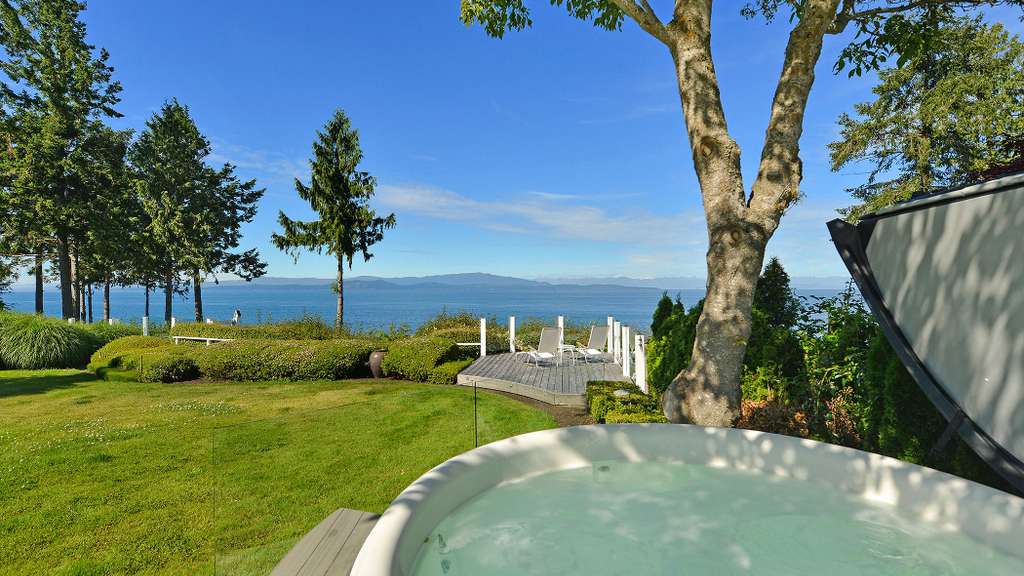 EMR Vacation Rentals hot tub in Victoria, BC