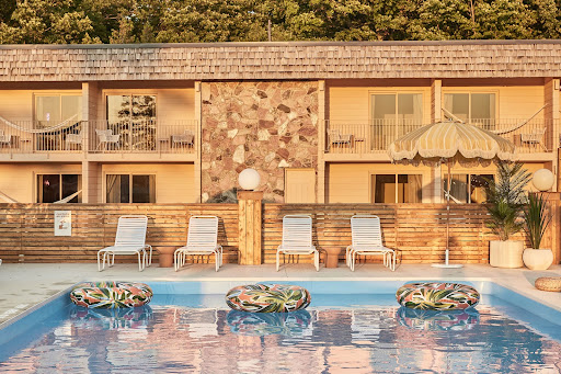 An image of the pool at the June Motel
